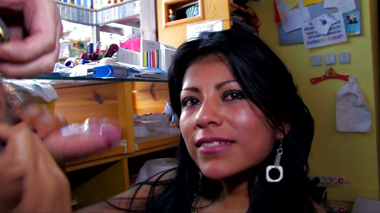 Latina caliente obtiene su boca y culo jodido