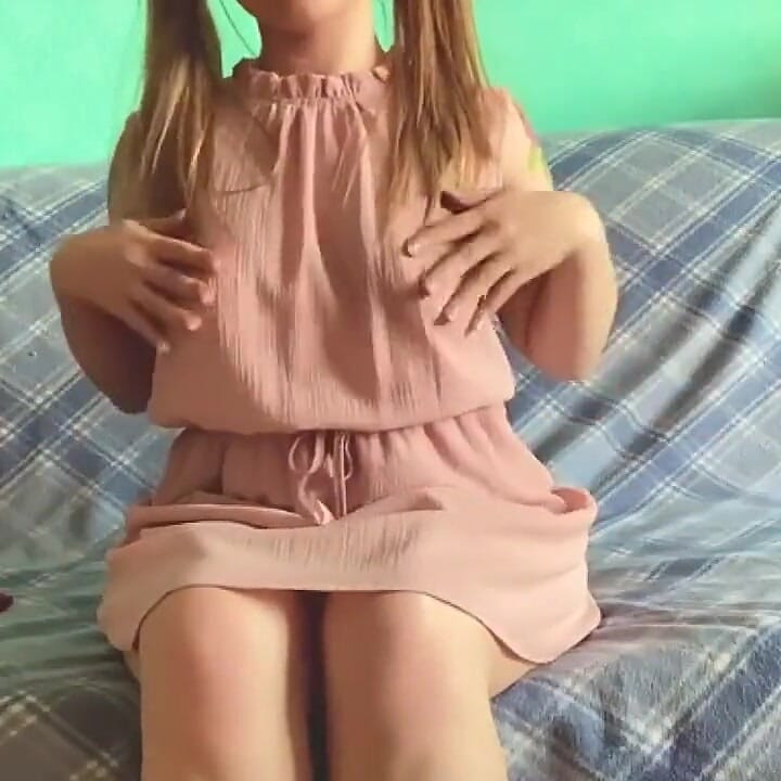 สาวน่ารักแสนหวานชักว่าวด้วยของเล่นและอยากน้ําแตก ช่วยเธอด้วย