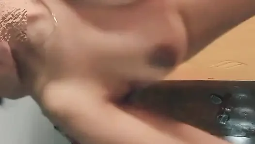 Latika büyük yarakla sikişiyor