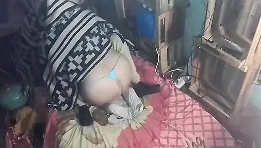 Di bawah selimut aku menciumnya dan menyentuhnya