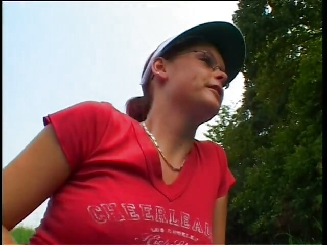 Impresionante nena con grandes tetas juega con su coño