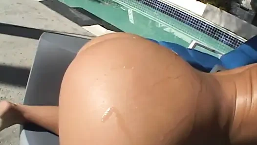 O bir erkek delisi. Her zaman ıslak amında iki büyük yarağı birlikte istiyor