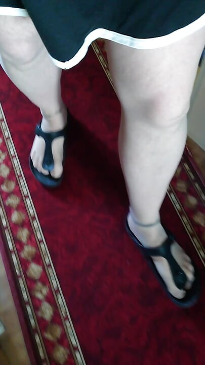 Birkenstock i najlonske noge na stubištu