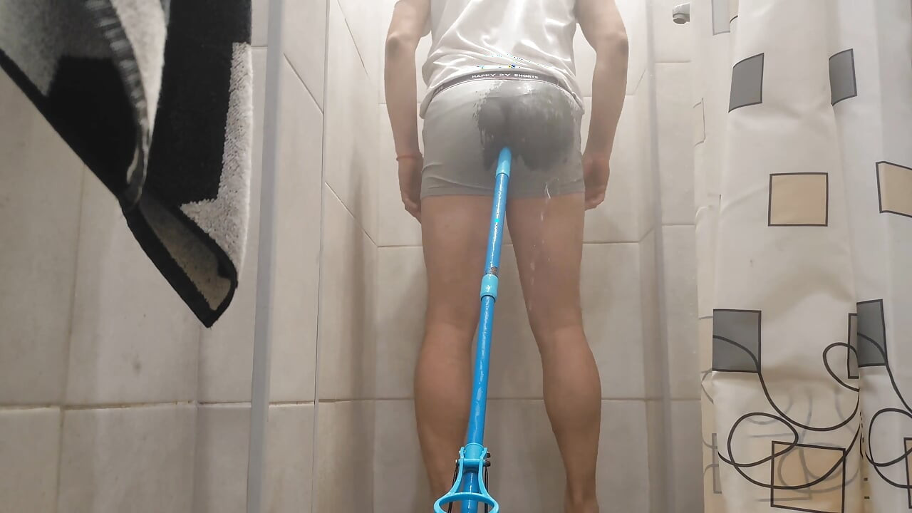 ฉันทําความสะอาดตูดในห้องอาบน้ํา