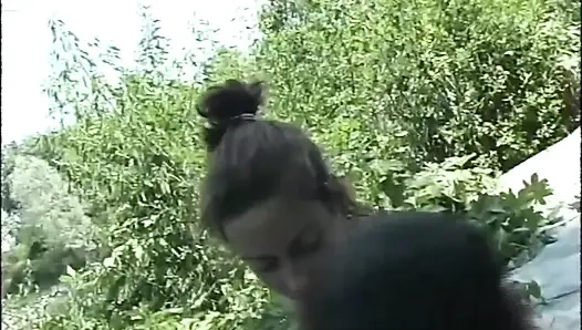 Красивую молодую девушку трахнули раком и кончили на задницу большим членом на улице