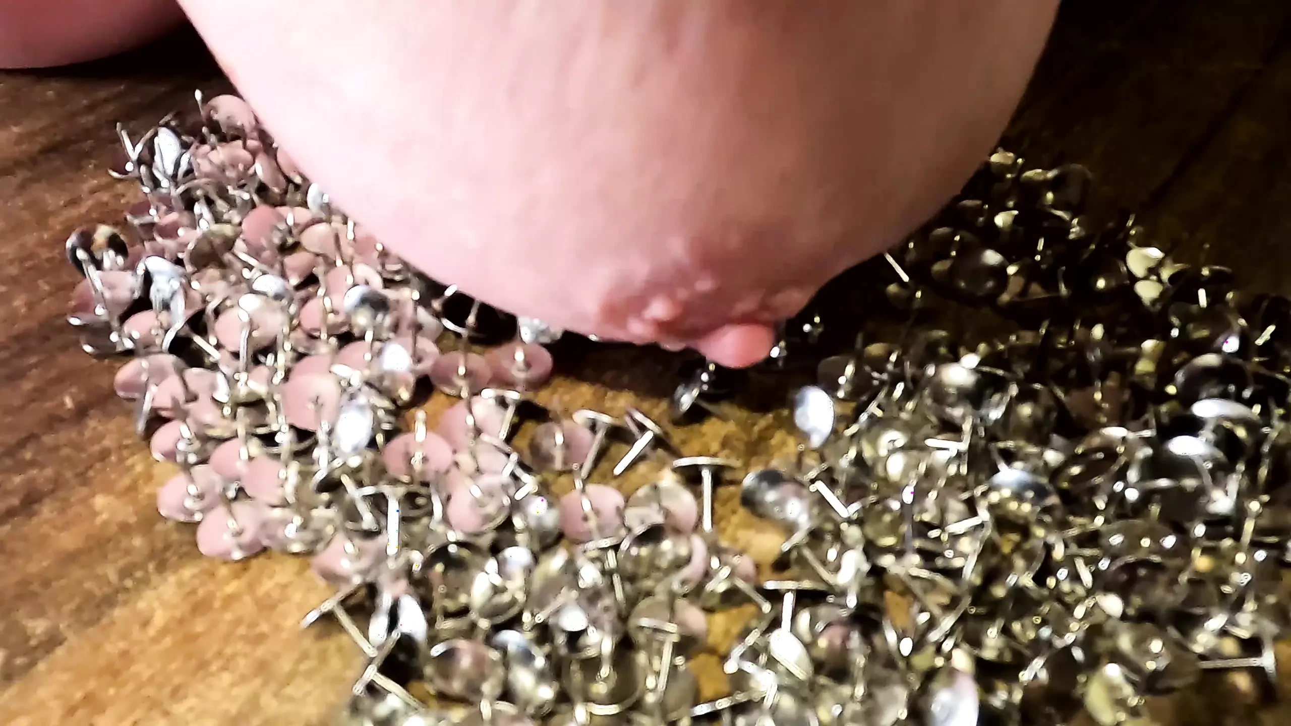 Memakai payudara dalam thumbtacks
