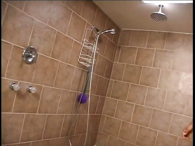 흑인 십대가 보지를 애무하는 것을 보면서 자지를 쓰다듬는 흑인 남자