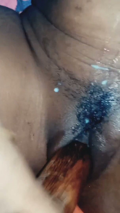 Desi Bhabhi jebana tako što je u njezinu pičku umetnut balon od rotije | Isječak 1