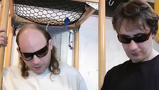 Ich bin eine junge tätowierte blonde deutsche mit naturals in dessous und ich nehme einen gangbang von dicken schwänzen