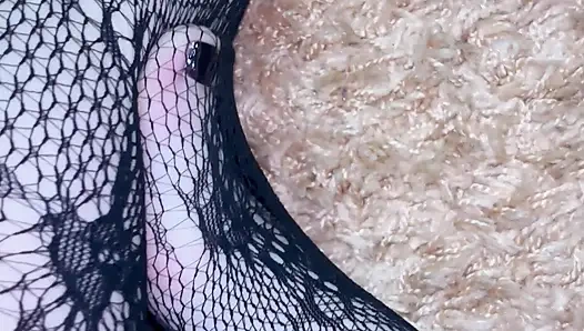 Seksi çoraplı ve topuklu ayakkabılarla bacaklarımla oynuyorum