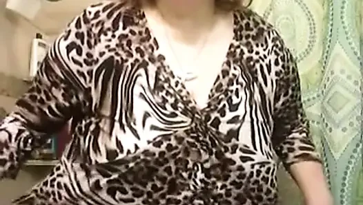 SSBBW strippt im badezimmer
