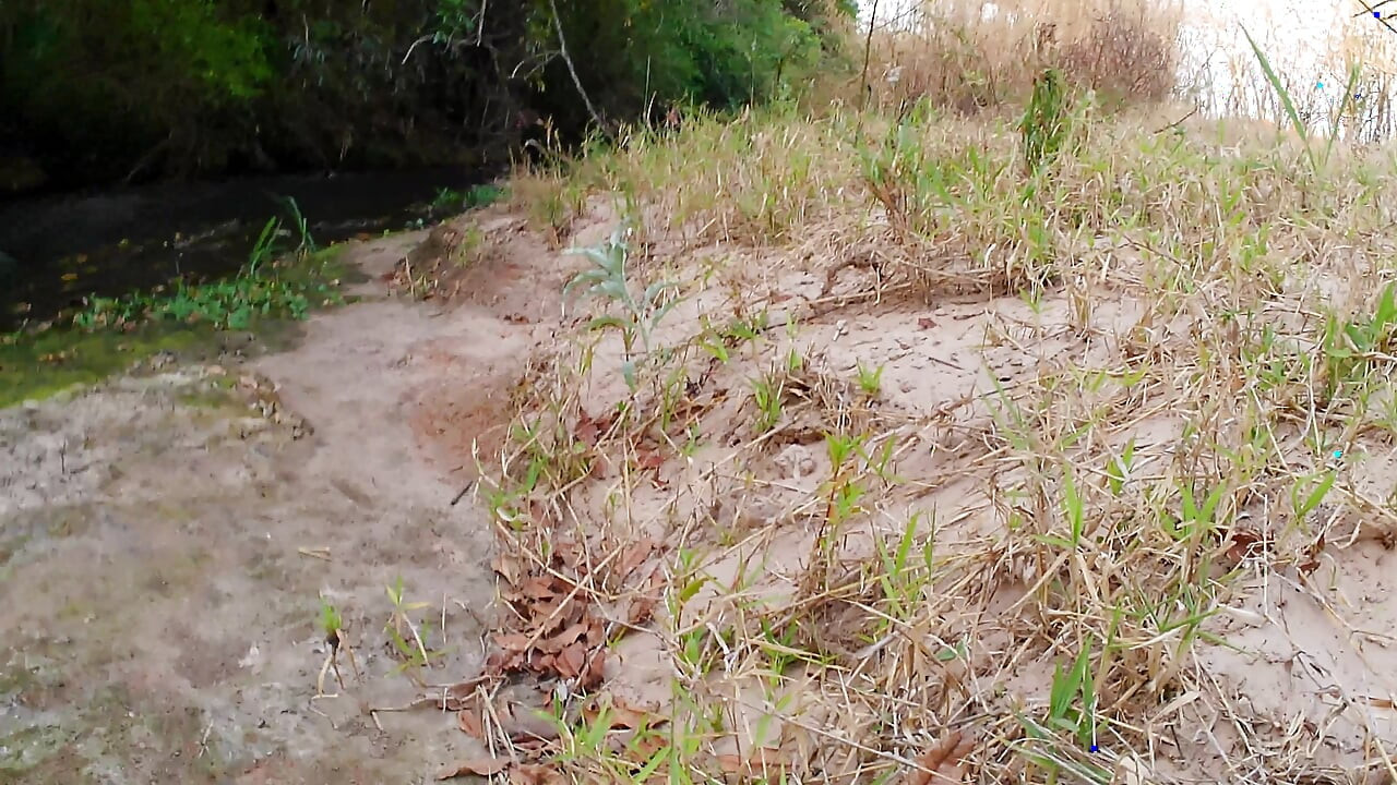 Spotkanie z nieznajomym przy wodospadze kończy się seksem na świeżym powietrzu.