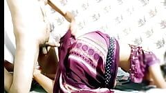 Une bhabhi romantique avec son devar ! Une bhabhi sexy en sari se fait baiser la chatte en levrette