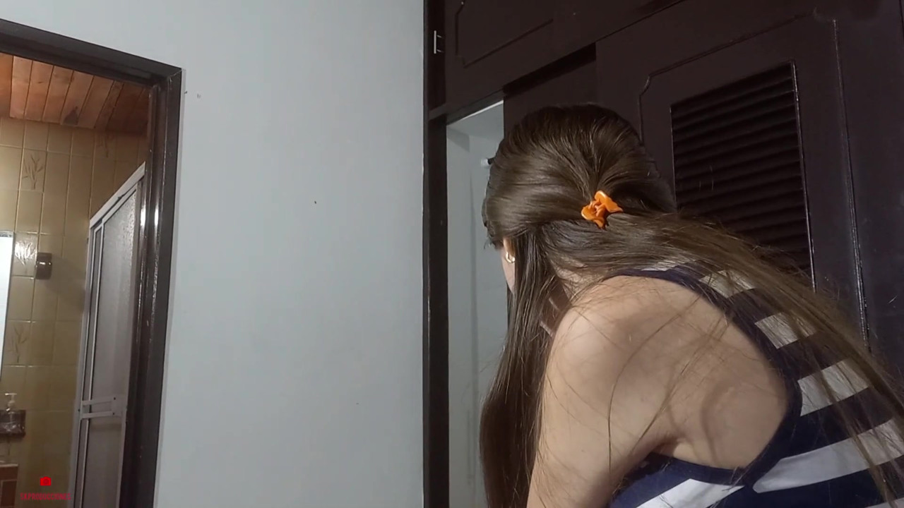 無邪気な顔をした義理の妹は、私に素晴らしいオーラルをさせてほしいと頼みます