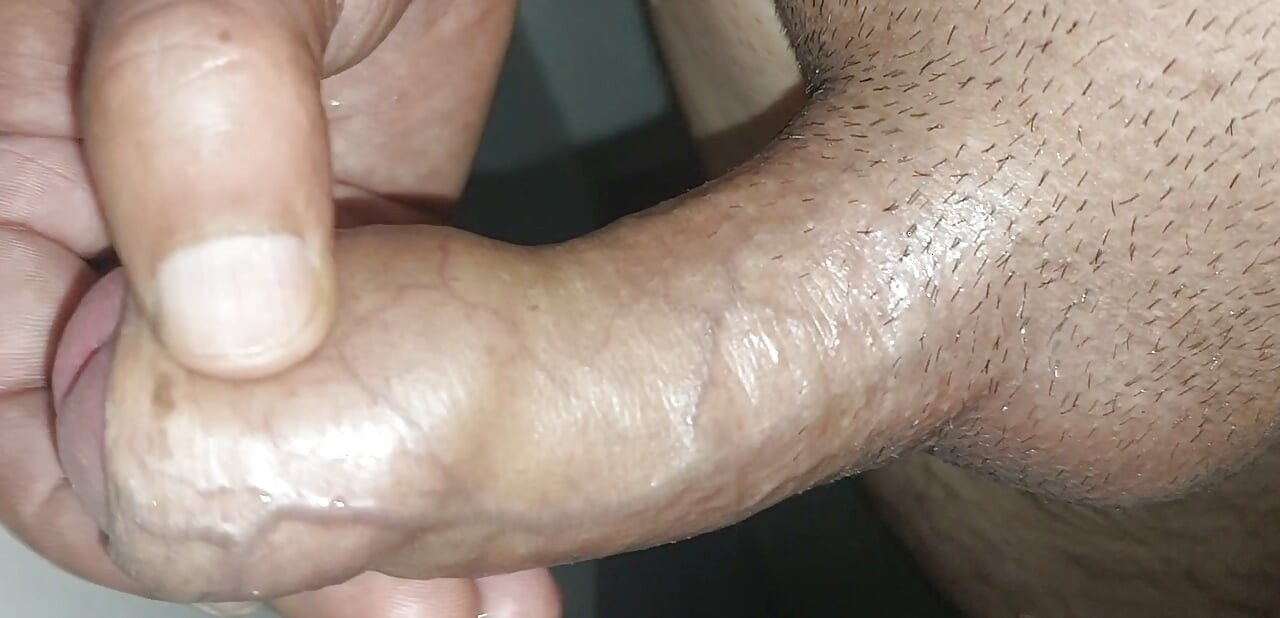 Tatăl vitreg îmi face handjob în baie