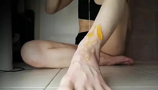 Сладкие и гладкие ноги дома - Sugaring