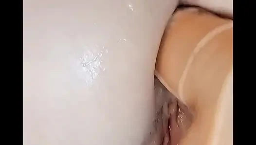 Много моих любимых клипов с моей мокрой киской получают много внимания.