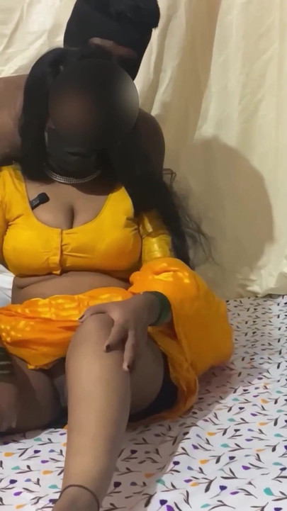 "मराठी पड़ोसी मोहिनी की हल्दी उत्सव चुदाई" का जोरदार क्षण