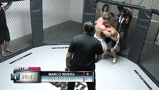 Ebenholz-schätzchen genießt es, den schwanz eines typen im ring zu befriedigen