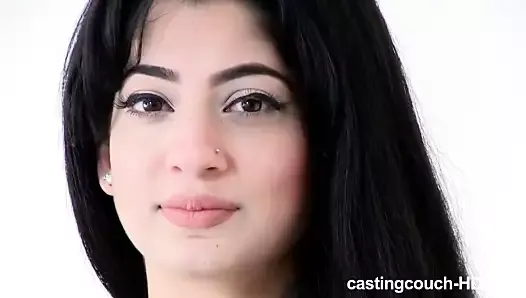 Ближневосточная фигуристая красотка дебютирует в порно