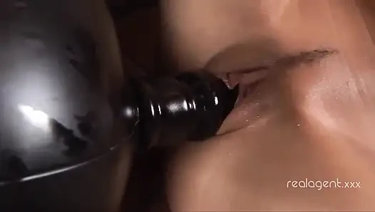 Muhteşem Rus güzel kadın geniş deliklerine bolca harika dildo sokuyor