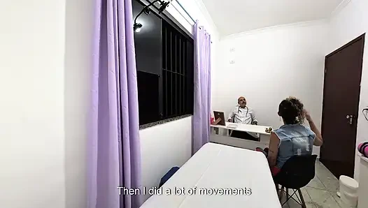 Ortopedi doktoru hastanın kıyafetlerini çıkarıyor ve yüzüne boşalıyor.