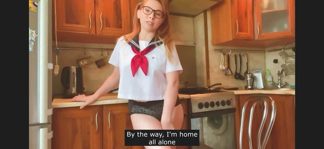 Νεαρή καλλονή με ιαπωνική στολή κολεγίου αυνανίζεται στην κουζίνα και συνομιλεί μαζί σας