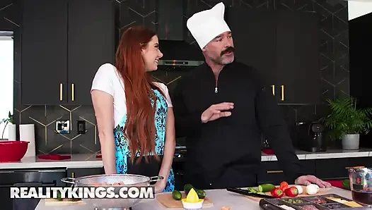 REALITY KINGS - Promi-Chefin Stella Luxx kann dem fleisch ihres gegners nicht widerstehen, in diesem veganen gegen fleischnivore kochen