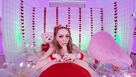 Azgın kızıl saçlı Kendra Cole ıslak sevgililer gününde sakso çekiyor