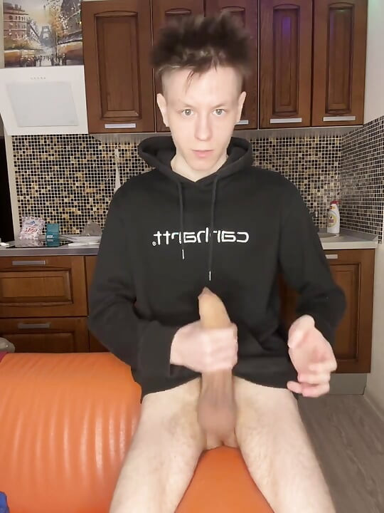 Gadis 18 tahun lagi asik ngocok kontol raksasa sambil membayangkan teman sekelasnya memohon