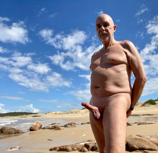 Promenade sur la plage au ralenti avec une érection