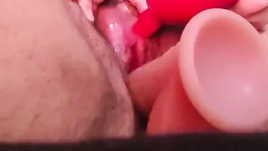 Yalayan vibratörle boşalıyor