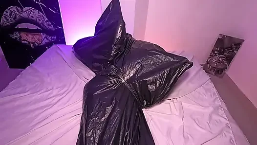 Девушка в мусорном мешке играет с ее дыханием