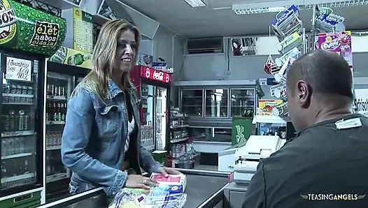 Kontol kasir disepong sama pelanggan sebelum ngentot memeknya di toko