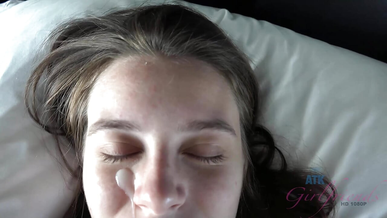 Lana Rhoades, brune, POV, suce et gémit en levrette - prend une grosse éjac torride sur le visage