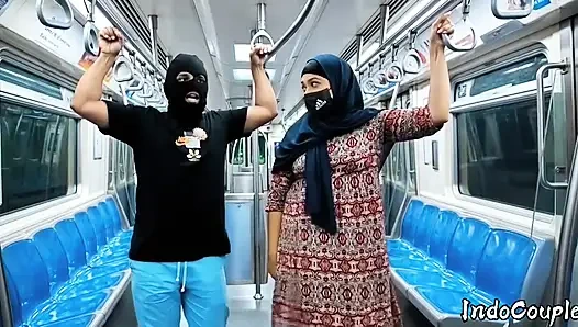 Hijab asia semok disetubuhi di dalam kereta Hijab Busty asian fucked inside a train