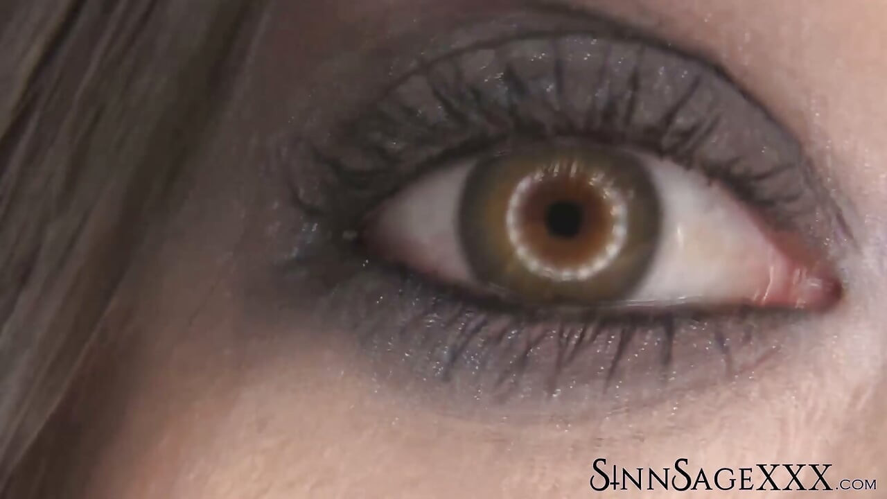 Sinn Sage resalta hermosos ojos de Hazel en primer plano para la vista de la cámara