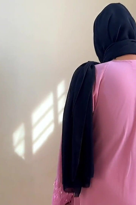 แม่บ้านอียิปต์คนสวยโดนเจ้าของเย็ดเมื่อเธอทําความสะอาดห้อง