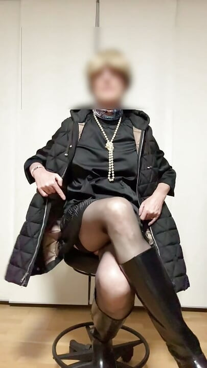 Sekretaris memakai sepatu bot dan lingerie orgasme