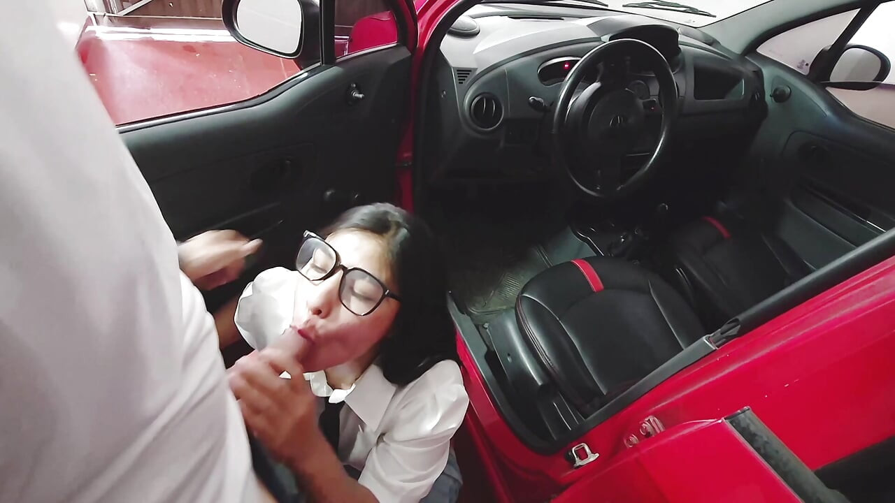 Dernière partie, j’invite ma copine latina à baiser sur le parking... Elle se fait enculer et reçoit du lait sur le visage est un ange