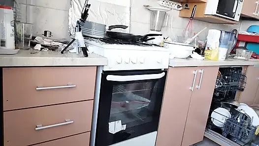 Sexy ehefrau bereitet das mittagessen nackt in der küche vor.