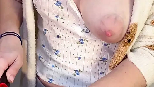 Masak di rumah - pamer toket alami dan sekilas susu