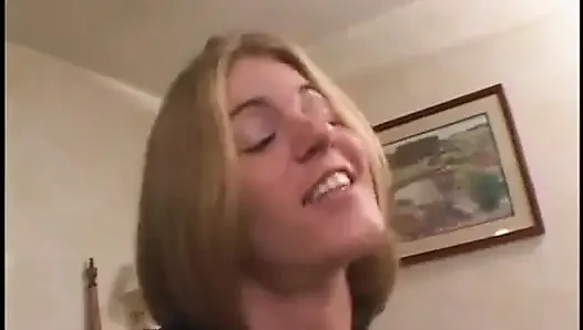 Junge a-cup-blondine senkt ihre rasierte muschi auf den großen schwanz des weißen typen