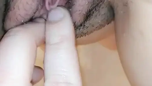 Emma mastürbasyon yaparken yakalandı, sonra harika sakso çekiyor ve amcık sikişi yakın çekim