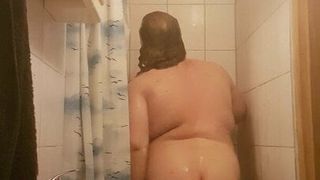 Сисси-шлюшка принимает душ