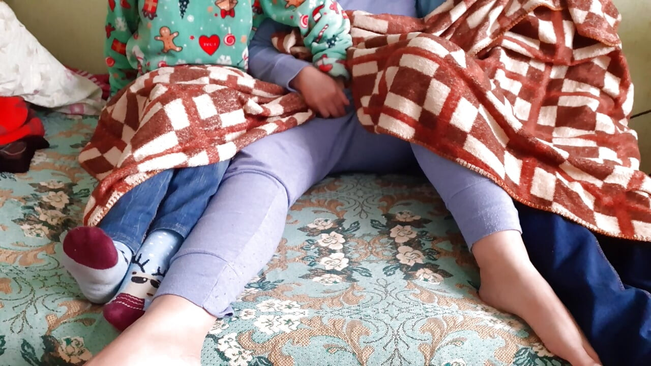 3人でテレビシリーズを見ている間に、彼女の妹が私をオナニーさせました