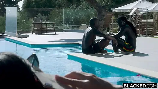 Istri hot yang dihitamkan sedang sendirian saat liburan sampai dia menemukan dua bbc