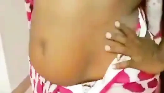 Suami cuckold mengagumi kecantikan istri Desinya yang seksi setelah memintanya untuk memakai saree.