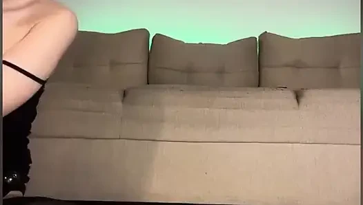 Большой анальный плаг в тугой заднице, трах киски пальцами