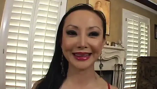 Cewek hot asia yang lagi sange nungur di ranjang dan dientot habis-habisan